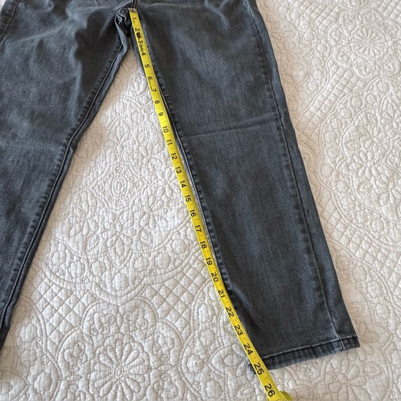 Levi's Women Capri Gray boyfriend Jeans - Picture 6 of 7